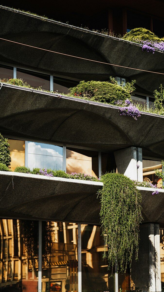 Architecture contemporaine et balcons végétalisés